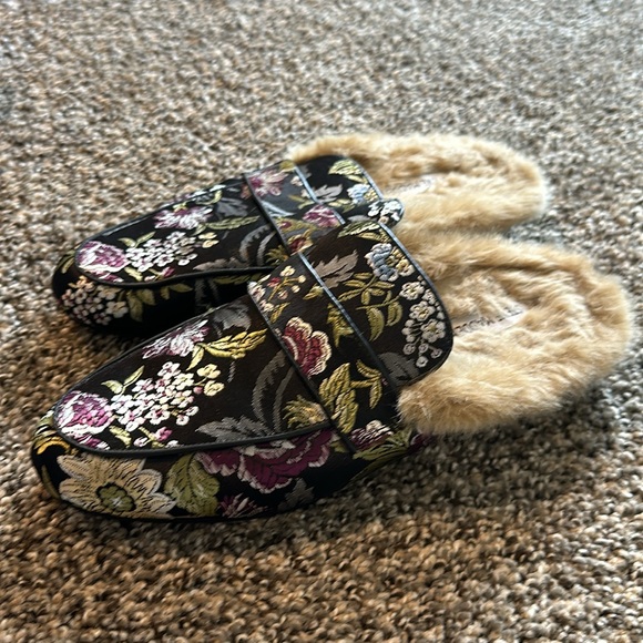 Steve Madden slip in flats. Lightly used. Size 10 women. - Picture 2 of 6